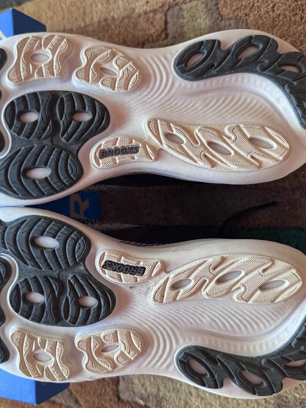 Like New Box Brooks Adrenaline GTS 25 Women's 8 Black Grey White Retail $155